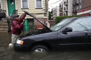 Un vecino de Hoboken intenta poner en marcha su vehículo. (Foto: K.B)