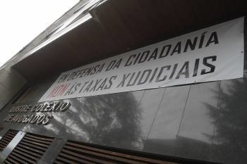 Pancarta reivindicativa colocada en la sede del Colexio de Avogados de Ourense. (Foto: M. ÁNGEL)