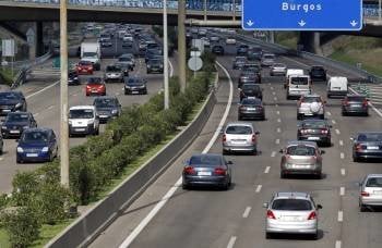 Numerosos automovilistas en la A-1, en la salida de Madrid en las primeras horas de la tarde de ayer. (Foto: J.J.GUILLEN)