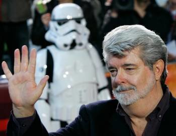 George Lucas saluda a su llegada a un estreno de una de las películas de 'La Guerra de las Galaxias'. (Foto: ARCHIVO)