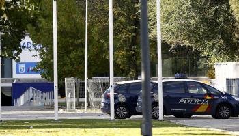 Coches de Policía en las inmediaciones del Madrid Arena, donde tres jóvenes han muerto y otras dos se encuentran en estado crítico