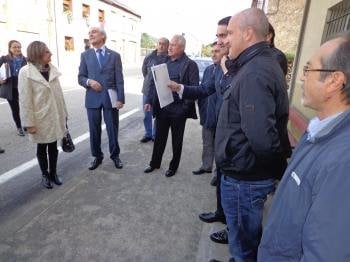 La alcaldesa de Carballeda conversa con el subdelegado del Gobierno en Ourense.