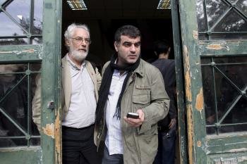 El periodista Kostas Vaxevanis (dcha) y el presidente de la Asociación de la Prensa de Atenas, Dimitris Trimis, salen de los juzgados durante un receso en Atenas