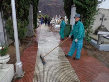Los trabajadores municipales de limpieza despejaban ayer una de las calles del remozado camposanto. (Foto: J.C.)