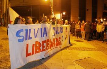 Simpatizantes de Resistencia Galega pidiendo el martes en Ferrol la libertad de los detenidos. (Foto: KIKO DELGADO)