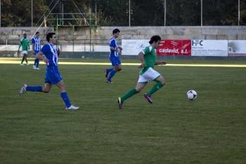 David Soares, goleador ayer, encara la portería rival en Espiñedo.