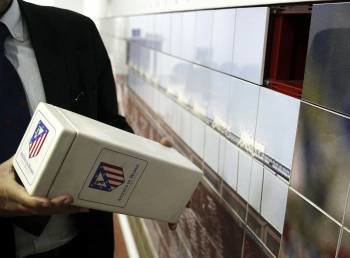 Un empleado del Atlético muestra una de las urnas con las que cuenta el espacio rojiblanco. (Foto: PACO CAMPOS)