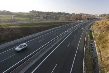 Dos vehículos circulan por la autopista AP-53, a su paso por la localidad de Lalín. 