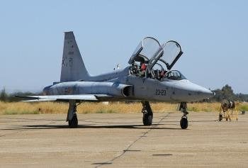 Fotografía facilitada por el Ministerio de Defensa de un F5 del Ejército del Aire como el aparato que ha sufrido un accidente hoy cerca de la base aérea de Talavera la Real 
