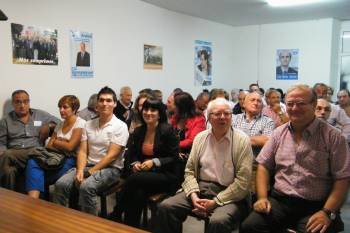 La concejala Montserrat Álvarez (segunda por la izquierda) en una reunión del PP celanovés.