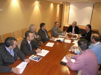 Los miembros de la junta directiva de Adeido, reunidos ayer en la sede de la CEO.