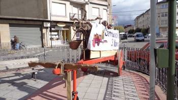 Uno de los carros para transportar el vino, ayer en el cruce de las avenidas de Castilla y Sousas. (Foto: A. R.)