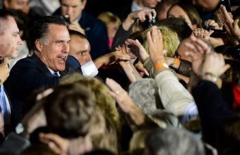 El republicano Mitt Romney saluda a sus seguidores antes de un acto electoral en Wisconsin. (Foto: TANNEN MAURY)
