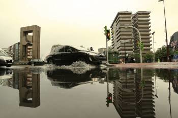 Imagen que presentaba la Plaza de América en la mañana de ayer. (Foto: ALBERTE)