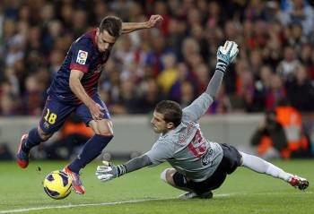 Javi Varas, superado por Jordi Alba en el momento del tercer gol del Barcelona. (Foto: ALBERTO ESTÉVEZ)