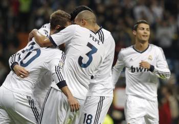 Los jugadores del Real Madrid celebran uno de los cuatro goles. (Foto: BALLESTEROS)