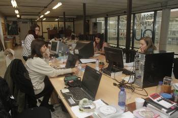 Parte do equpo de Comunicación traballando na oficina do OUFF. (Foto: FOTOS: MIGUEL ÁNGEL)