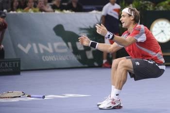 Ferrer celebra la primera victoria de su carrera en un Masters 1.000, el de París-Bercy. (Foto: YOAN VALAT)