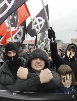 Un grupo de manifestantes con símbolos nazis. (Foto: Y. KOCHETKOV)