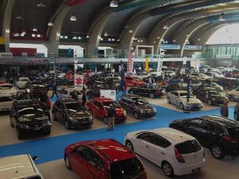 Exposición de automóviles en una feria de compra-venta. (Foto: ARCHIVO)