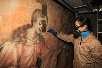 A restauradora María Dolores Lago Arce traballa na pintura do muro sur do Pórtico do Paraíso. (Foto: FOTOS JOSÉ PAZ)