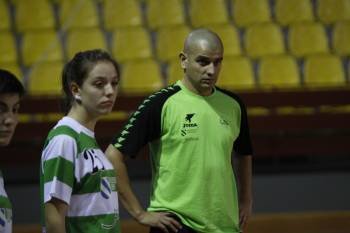 Manolo Codeso, el sábado junto a una de sus jugadoras durante el partido ante el Orvina. (Foto: X. FARIÑAS)