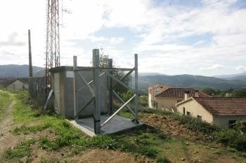 El Concello paralizó la colocación de la nueva antena, que iba a sustituir a la construida en los noventa. (Foto: MARCOS ATRIO)