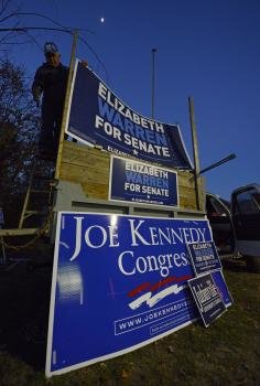 El ciudadano George Smith coloca carteles electorales en su camioneta junto a un colegio electoral en Wrentham (Estados Unidos)