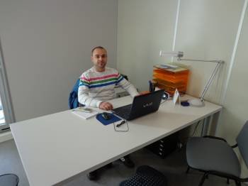 Carlos López, en la oficina que ocupa desde el mes de agosto, en el vivero de empresas de O Barco. (Foto: J.C.)
