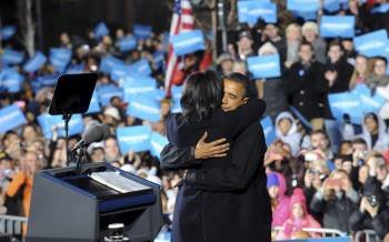 Barack Obama abraza a su esposa Michele tras el mitin en Iowa. (Foto: STEVE POPE)