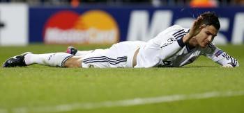 El portugués Cristiano Ronaldo lamenta sobre el césped del Bernabéu una ocasión fallada. (Foto: JUANJO MARTIN)