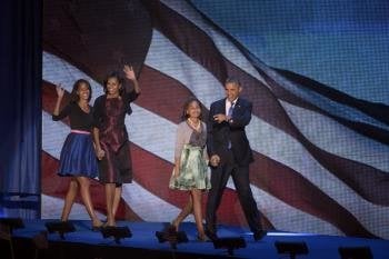  El presidente estadounidense, Barack Obama (dcha), aparece acompañado de su mujer, Michelle (2ºizda), y sus hijas Sasha y Malia Ann, al resultar reelegido como presidente de los Estados Unidos 