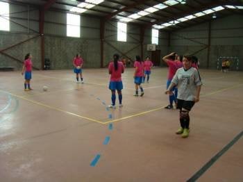 Un equipo de fútbol sala femenino, no pavillón de deportes de Castrelo de Miño.