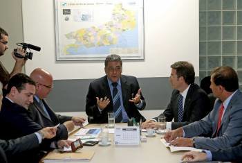 Julio César Carmo Bueno, en el centro, durante su encuentro con la con la delegación de la Xunta. (Foto: MARCELO SAYAO)