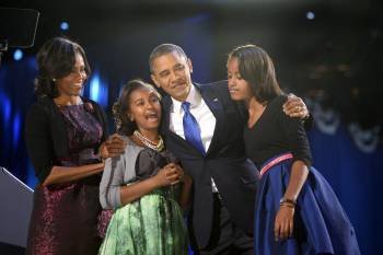 Obama celebra con su esposa e hijas el resultado electoral tras su discurso en Chicago. (Foto: SHAWN THEW)