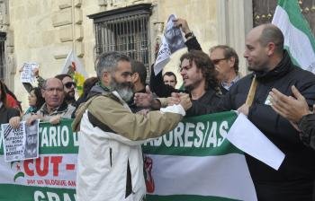 El parlamentario andaluz de IU y alcalde de Marinaleda (Sevilla), Juan Manuel Sánchez Gordillo, saluda a las personas, en su mayoría simpatizantes del Sindicato Andaluz de Trabajadores (SAT)