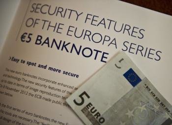 Imagen del billete de cinco euros en Fráncfort, Alemania (Foto: EFE)