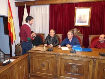 El portavoz del PP, de pie, conversa con el alcalde de O Barco, segundo por la derecha. (Foto: J.C.)