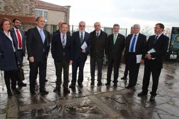 Miembros del Eixo Atlántico, con el conselleiro Hernández y responsables de España, Portugal y la UE.