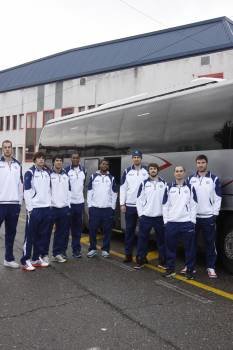 Los jugadores del COB, ayer junto al autobús que los llevó hasta Burgos. (Foto: XESÚS FARIÑAS)