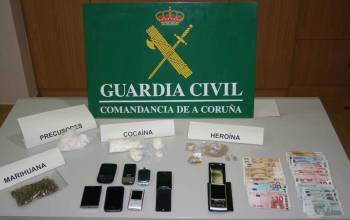 Objetos, droga y dinero intervenidos a los detenidos en la operación de la Guarcia Civil. (Foto: G.C.)