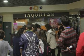 Colas para retirar entradas en el cine (Foto: Miguel Ángel)