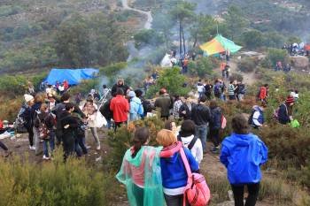 Panorámica general de una de las laderas de monte en donde se agruparon cientos de jóvenes alrededor de hogueras y carpas.  (Foto: JOSÉ PAZ)