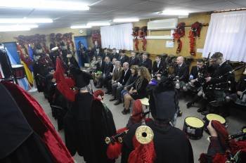 Gaiteros de la Real Banda de gaitas de la Diputación, ayer en la recepción de la formación escocesa. (Foto: MARTIÑO PINAL)