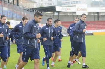 Los jugadores del Ourense, ayer durante el entrenamiento en O Couto. (Foto: MARTIÑO PINAL)