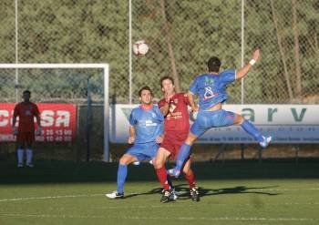 El defensa Vieites observa el salto de un compañero durante el partido contra el Pontevedra. (Foto: MARCOS ATRIO)