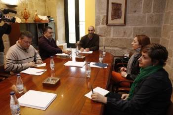 Rodríguez, Losada, Ferro, Boo y Álvarez, momentos antes de comenzar la reunión en Celanova. (Foto: XESÚS FARIÑAS)