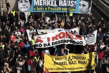 Un grupo de manifestantes muestra su rechazo contra la visita de Merkel a Portugal. (Foto: ANTONIO COTRIM)
