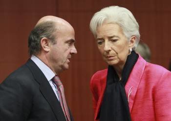 Luis de Guindos, con la directora gerente del Fondo Monetario Internacional, Christine Lagarde. (Foto: OLIVIER HOSLET)