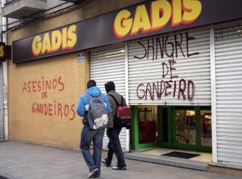 Establecimientos de la distribuidora Gadis en diversas comarcas gallegas han amanecido con silicona en sus cerraduras y pintadas 